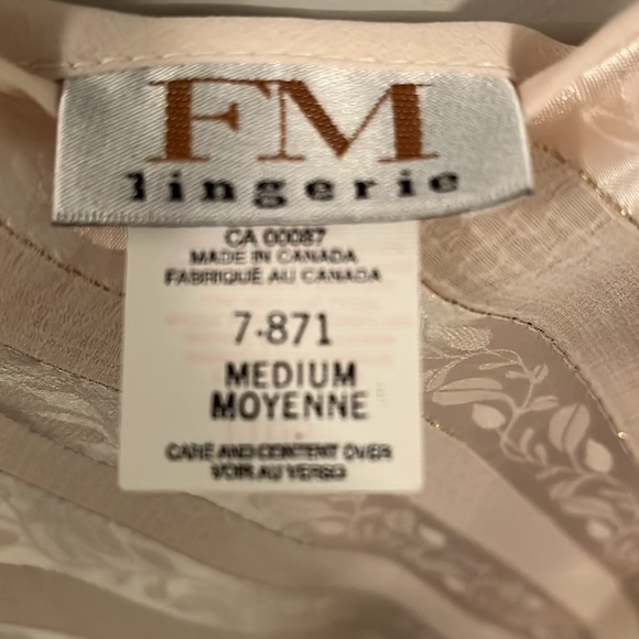 Beautiful robe and chemise - Picture 5 of 8